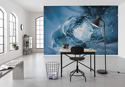Komar Vlies Fototapete THE EYE OF THE GLACIER | Tapete, XXL, Dekoration, Natur, Landschaft, Schlafzimmer, Wohnzimmer, Büro, Flur | Größe 450 x 280 cm (Breite x Höhe) | SHX9-085