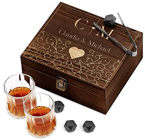 Maverton Whisky Steine Set - in Holzbox mit Gravur - 8 Eiswürfel & 2 Whisky Gläser - wiederverwendbar - personalisierte Geschenke - Hochzeitsgeschenke für Brautpaar - Ehepaar