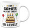 Gaming Tasse - Ein Gamer altert nicht er levelt - Geschenk zum Geburtstag für Zocker - Geburtstagsgeschenk lustig für Jungen, Nerds und Mädchen (Weiß)