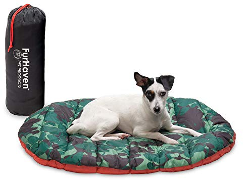 Furhaven Outdoor-Reise-Hundebett für kleine Hunde mit Tragetasche, waschbar und faltbar, ideal für Kisten und Zwinger – Trail Pup Reisekissenmatte mit Packsack – orange-tarngrün (Paprika/Camo-Paw),