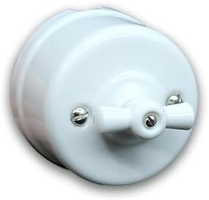 Interruptor de cerámica blanca Lazo F-Bright. Ideal para aportar un aire sofisticado y práctico a la decoración de tu hogar, combinando funcionalidad y elegancia en un solo accesorio.
