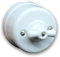 Interruptor de cerámica blanca Lazo F-Bright. Ideal para aportar un aire sofisticado y práctico a la decoración de tu hogar, combinando funcionalidad y elegancia en un solo accesorio.