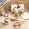 Youuys 7-Teilig Baby Geschenk zur Geburt für Neugeborene, Geschenk zur Junge und Mädchen Badetücher, Handmade Rassel, Holzspielzeug, Meilensteinkarten, Socken, Bürste, Babyparty (Löwe)