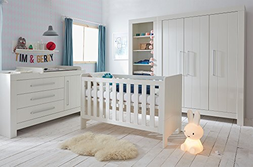 QMM TraumMoebel Babyzimmer Kinderzimmer komplett Cannes weiß MDF Set C Bett 140x70 Schrank 3 tür. Breite Kommode Wandregal weiß oder grau
