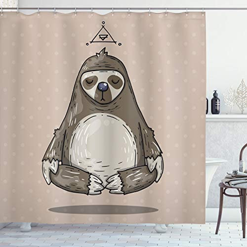 ABAKUHAUS Faultier Duschvorhang, Cartoon Sloth meditiert, Stoffliches Gewebe Badezimmerdekorationsset mit Haken, 175 x 200 cm, Warm Taupe Weises Grün