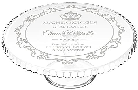 Maverton Kuchenplatte mit Gravur - personalisiert - Tortenständer mit Fuß - Geschenkidee für Hobbybäckerin & Naschkatze - Geburtstagsgeschenk für Frauen - Königin