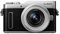 Panasonic Lumix GX880K Kompaktkamera + Lumix Objektiv 12 – 32 mm (Sensor 4/3 16 MP, Neigungsbildschirm, Touchscreen, DFD, 4K-Video, kreative Selfies, WiFi) Silber – französische Version
