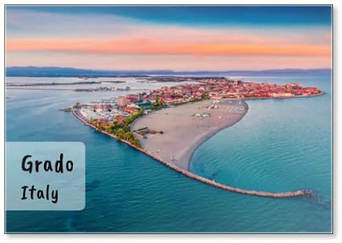 Wunderschöne Sommerlandschaft Atemberaubende Sommeransicht vom öffentlichen Strand von Grado Hafen, kleine Stadt zwischen Venedig und Triest, prächtige Abendseelandschaft der Adria, Kühlschrankmagnet
