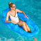 SLOOSH Matelas Gonflable Premium pour Adultes, Transat de Piscine en Tissu avec Porte-Gobelets et Dossier Réclinable pour Fêtes Estivales (Bleu)