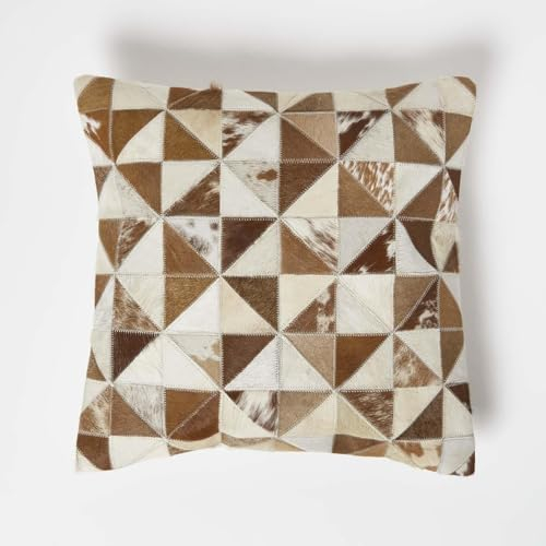 Homescapes Patchwork-Kissen Dreieckmuster, Lederkissen 45x45 cm, Fellkissen Creme-braun-beige, Dekokissen mit Füllung