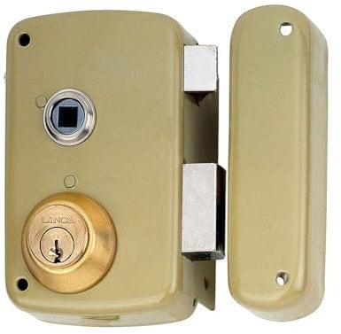 Lince Cerradura de Sobreponer 5056AHE60D I Punto de entrada: 33mm. I Medidas de caja 60 x 120mm. I Cerradura con cierre mediante picaporte, accionado por manivela (no incluida), y palanca deslizante de 1 vuelta accionable con llave. Nota: la llave no actúa sobre el picaporte, precisa de manilla por ambos lados. I Guarda mano: DERECHA I Acabado: bicapa-oro