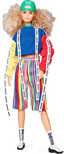 Barbie GHT92 - Modepuppe Mir blonden Locken, Sweatshirt in Blockfarben mit Logo-Aufdruck, voll beweglich, mit Accessoires und Puppenständer, Spielzeug ab 6 Jahren