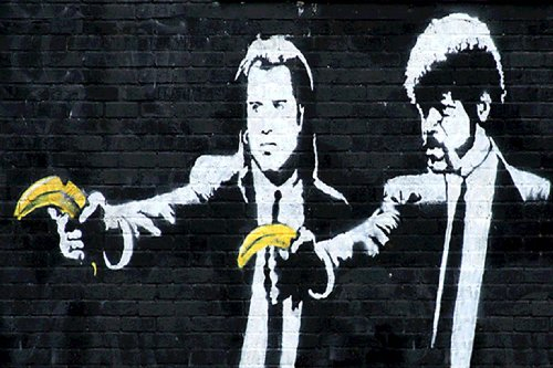 Banksy Poster, laminiert, Künstler in Graffiti, Pulp Fiction Banana – Parodie Banane Pistole, Poster – Maße: 59,4 x 42 cm (ca.)