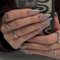 24 Stück Press on Nails Kurz, Oval Künstliche Nägel im Weiß-europäischen Flammenstil, French Nägel Zum Aufkleben, Glossy Mandel Kunstnägel Press on Nails mit Nagelkleber für Frauen (Silver flame, 24x)
