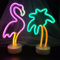 ENUOLI 2 Packungen Dekoration Neonzeichen Hellrosa Flamingo Neonzeichen und grüne Palme Neonlicht Tischdekoraturbatterie/USB Powered Neon-Licht mit Halter Base für Schlafzimmer Mädchen Kinder Gebur