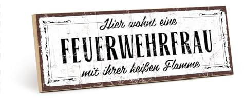 TypeStoff Holzschild mit Spruch – Hier wohnt eine Feuerwehrfrau – im Vintage-Look mit Zitat als Geschenk und Dekoration - HS-00684