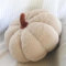 Bettschlange Kürbis Kissen, 3D Kürbis Deko, Halloween Plüsch Kürbis Kissen Gemütliche Herbst Gefüllte Zierkissen für Erntedankfest Weihnachten Schlafzimmer, Stuffed Plush, Creme, 20cm