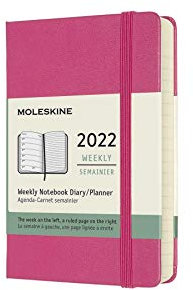 Moleskine 12 Monate Tagesplaner 2022, Tageskalender 2022, fester Einband und Verschluss, Format Pocket 9 x 14 cm, Farbe Bougainville Rosa, 400 Seiten