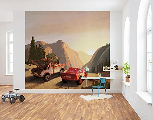 Komar Disney Vlies Fototapete - Cars Sundown - Größe: 300 x 280 cm (Breite x Höhe) - Kinderzimmer, Wandtapete, Berge, Autos - IADX6-032