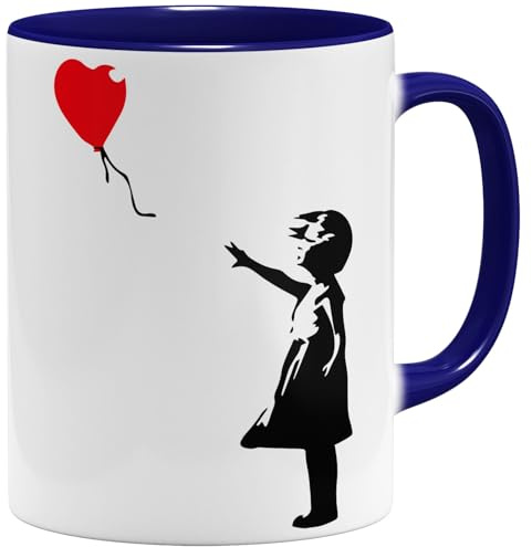 OM3® Banksy Kaffee-Tasse mit Balloon Girl - Street Art Graffiti Stencil - Keramik Becher - 325ml - Beidseitig Bedruckt - Dunkelblau