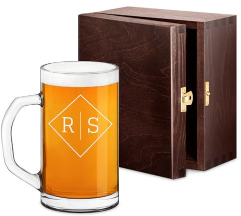 Maverton Bierseidel mit Gravur personalisiert - klassischer Bierkrug 640 ml - Bierglas für Mann - Bierhumpen für Biergenießer - Maßkrug zum Vatertag - zu Weihnachten - Initialen