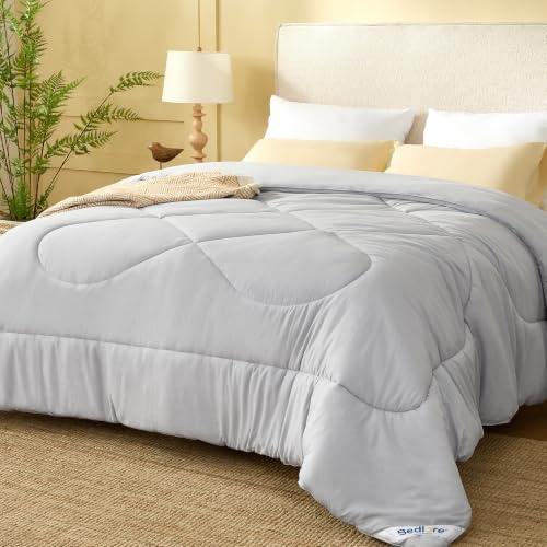BEDLORE Bettdecke 240x260cm, Atmungsative Ganzjahresdecke ohne Bezug(Grau) | Temperierend, Weiche Mikrofaser, Verrutschsichere Steppung, OEKO-TEX Zertifiziert, 4 Ecklaschen, Waschbar & Trocknergeeignet