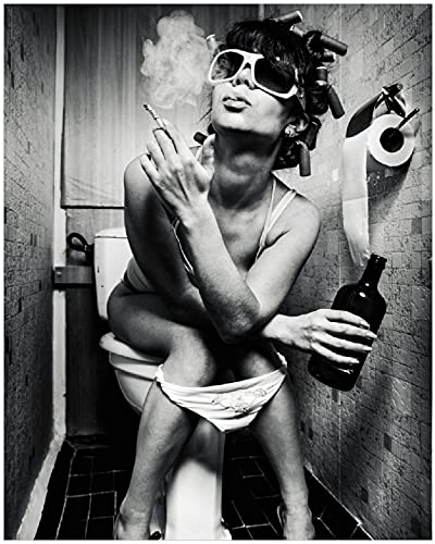 Wallario Black and White Edition - Poster Kloparty - Sexy Frau auf Toilette mit Zigarette und Schnaps in Premiumqualität, Größe: 40 x 50 cm