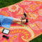 Talking Tables 180 x 120 cm Rosa & Gelb Gewebter wasserdichter Outdoor-Teppich | Leichte Kunststoffmatte mit Paisley-Druckmuster | Für Garten, Terrasse, Badezimmer, Picknick, Boho-Rug-PAIS
