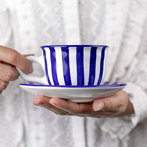 City to Cottage | Tasse et sous tasse à café, à thé | à rayures bleu marine et blanches en céramique faite et peinte à la main | 250ml