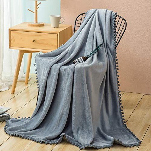 AYSW Flauschige Kuscheldecke mit Pompoms Einfarbig Grau 150x200cm - warm & weich Microfaser flanelle Fleecedecke, Falten-beständig Wohndecke/Sofadecke