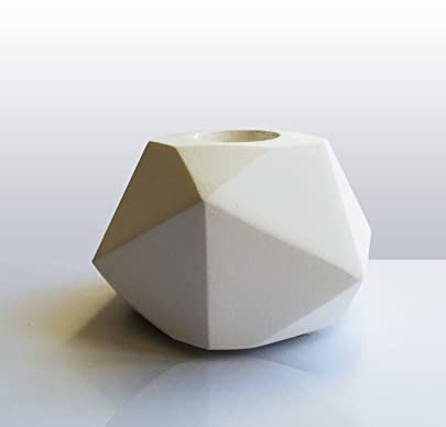 Schöne Deko Kerzenhalter weiß in Diamantform. Engelsflamme Engelskerze Kerzenständer. Auch für Stabkerzen. Edel und modern. Tischdeko aus weißem Porzellanbeton
