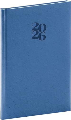 NOTIQUE Terminplaner 2026 ca. A5 (15x21 cm) Hardcover - Essenza Pflaume | Wochenkalender & Buchkalender mit Textil-Lesezeichen & Stiftschlaufe bietet eine nachhaltige ökologische Papieroberfläche.