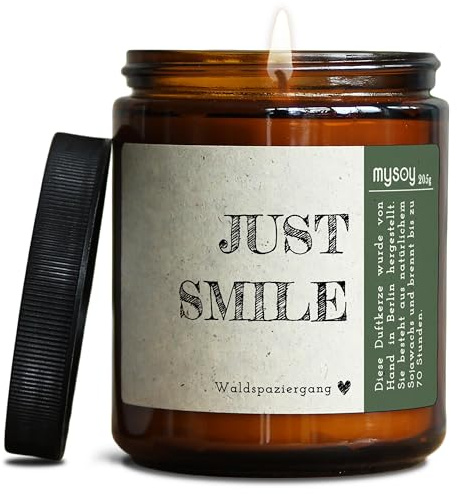 GLÜCKLICHT Deko Duftkerze mit Spruch für Männer & Frauen | Handgemacht aus Sojawachs | In Geschenkbox | Nachhaltiges Gast Geschenk Idee Freundschaft Freund Papa Mann Schwester |Waldspaziergang