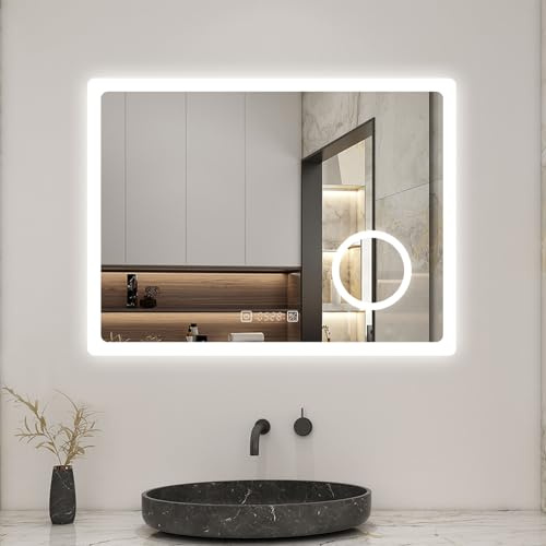 Biubiubath LED Wandspiegel mit Steckdose 70x50cm Uhr Beschlagfrei 3 Lichfarbe+Dimmbar Badspiegel mit 3-Fach Vergrößerung Schminkspiegel IP44