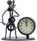 XUBX Kreative Tischuhren, Tischuhr Retro, Quarzuhr, Dekorative Tischuhr mit schwarzen Zahlen und Zeigern, EIN Mann spielt Cello, Dekorative Uhr im Vintage-Stil, Vintage Metall Schreibtischuhr
