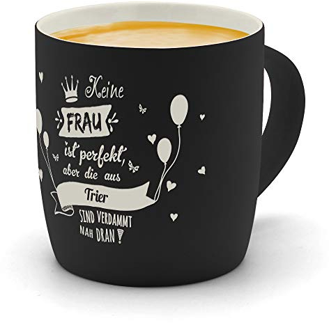 printplanet - Kaffeebecher mit Ort/Stadt Trier graviert - SoftTouch Tasse mit Gravur Design Keine Frau ist Perfekt, aber... - Matt-gummierte Oberfläche - Farbe Schwarz