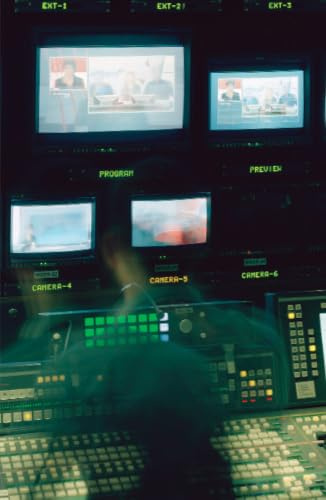 Sophie Huguenot: Television: Essai photographique sur la mise en scène de l'actualité / Ein fotografischer Essay über die Inszenierung von Nachrichten / A photographic eeay on the staging of the news