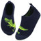 Kyopp Kinder Hausschuhe Junge Mädchen Pantoffeln Aquaschuhe Atmungsaktive rutschfest Barfussschuhe Slipper Kindergarten Unisex (Dinosaurier Marineblau 26/27 EU)
