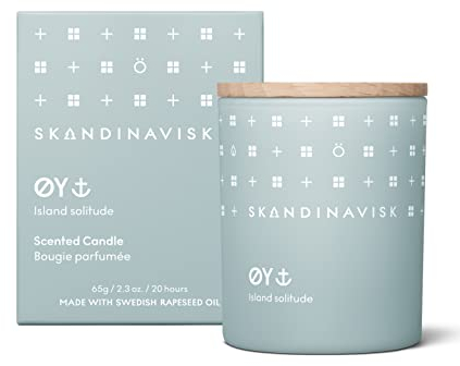 Skandinavisk ØY 'Insel' Mini Duftkerze. Duftnoten: Zierapfel und Hundsrose, Wassermoose und grüne Blätter. 65 g.