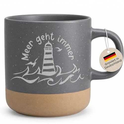Gravur Tasse Leuchtturm - Meer geht immer Kaffetasse Maritim Nordsee, lustiges Geschenk für Fischer, Segler, Meerliebhaber, Steingut Grau - Henkel rechts
