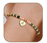 KLIFOWDY Naturstein Armband Damen mit Herzanhänger Buchstaben Design | Verstellbar 6,5 bis 10 Zoll, Geburtstagsgeschenk für Freundin, Schwester Mädchen