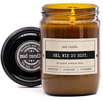Mad Candle Duftkerze mit Spruch | Sei wie du bist | Geschenk für Frauen | Kerze zum Verschenken an Freunde & Familie | Lustige Kerze mit Zitat | Geburtstagskerze