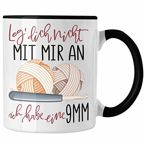 Trendation - Stricken Tasse Geschenk Häckeln Leg Dich Nicht Mit Mir an Ich Habe Eine 9mm Geschenkide Oma (Schwarz)