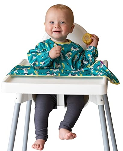 Tidy Tot®™ Cover & Catch™ Auffanglätzchen für Baby mit Ärmel. Lätzchen Befestigt Sich an Ihrem Hochstuhl. Ganzkörper Lätzchen für Baby Ärmellätzchen. BLW Lätzchen wasserdicht. Inklusive Reisetasche.