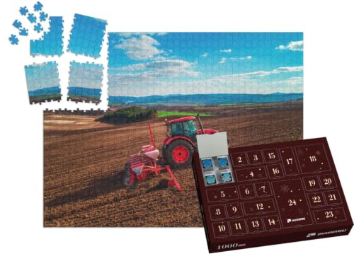 puzzleYOU: Puzzle-Adventskalender | „Landwirtschaft: Landwirt im Traktor bei der Vorbereitung von Ackerland“ – aus der Puzzle-Kollektion Traktoren