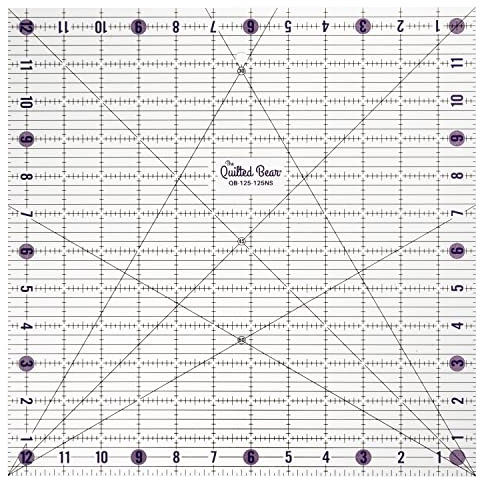 The Quilted Bear Transparentes Patchwork-Lineal – rutschfestes Design, Lineal zum Nähen, Quilten, Patchwork, robustes Acryl mit 30 45 60 Grad Winkeln, klare Linien (12.5 x 12.5)