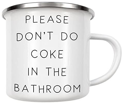 artboxONE Emaille Tasse Coke in The Bathroom von Sinan Saydik - Emaille Becher Typografie