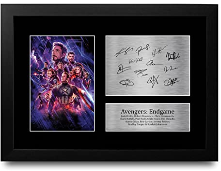 HWC Trading FR A4 Avengers Endgame Cast Robet Downey Jr, Chris Evans Geschenke Geducktes Signiertes Autogramm Foto für Fans von Film Memorabilien - A4 Gerahmt