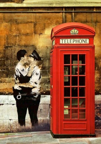 Geburtstagskarte Street Art Design: Ikonische Britische Telefonzelle mit Kuss-Szene - Banksy-Stil Urban Graffiti Kunstpostkarte, Blanko, Rot Schwarz Weiß, Anonyme Künstler, Polizei Uniform Liebe Motiv