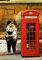 Geburtstagskarte Street Art Design: Ikonische Britische Telefonzelle mit Kuss-Szene - Banksy-Stil Urban Graffiti Kunstpostkarte, Blanko, Rot Schwarz Weiß, Anonyme Künstler, Polizei Uniform Liebe Moti